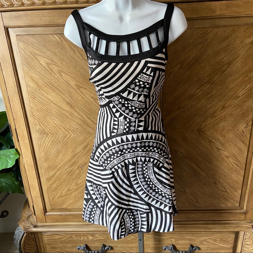 Donna Ricco black geo print cutout skater dress - Picture 3 of 6